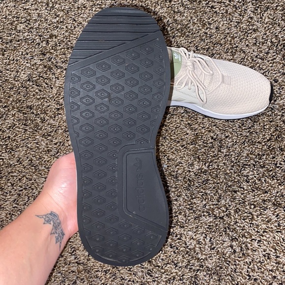 4Y. Fit like a women’s 5.5-6 - Picture 3 of 3